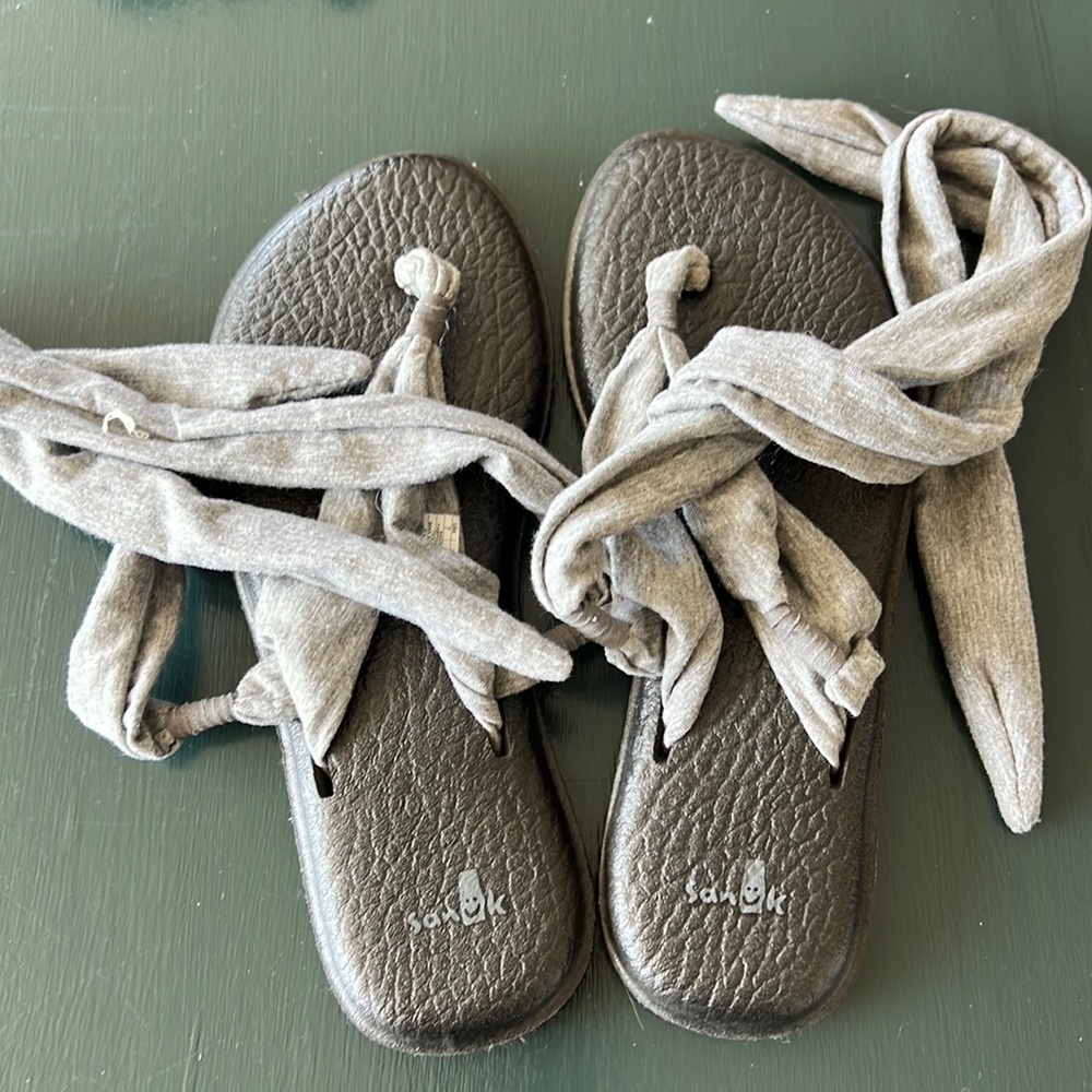 Women’s sanuk sandals. Size 7. Wrap around ankle.